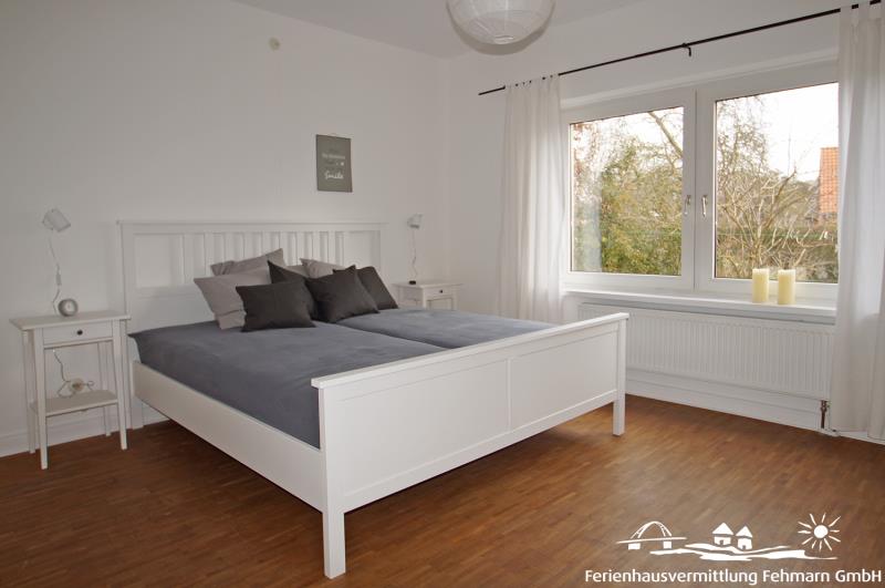 Schlafzimmer mit Doppelbett EG